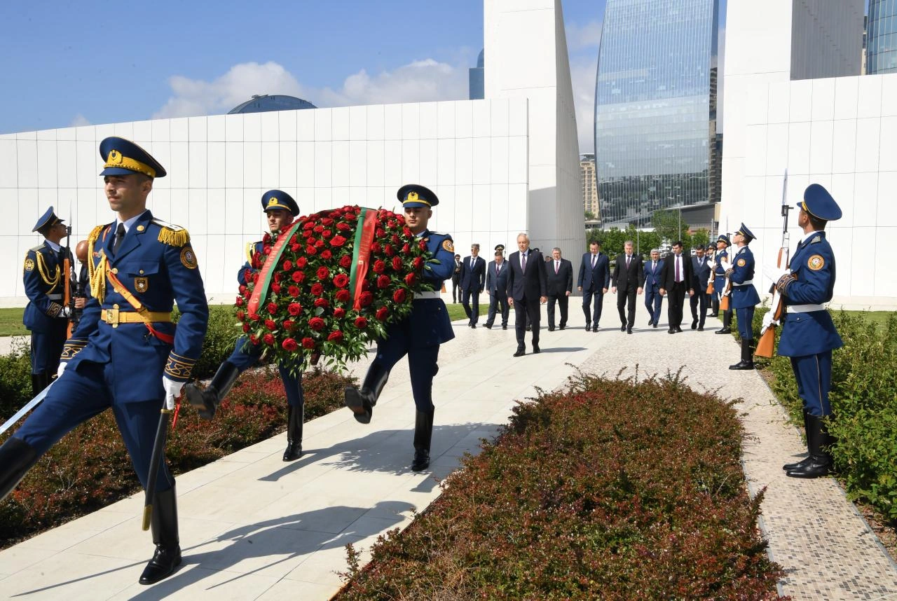 Belarus Milli Assambleyasının Nümayəndələr Palatasının sədri Fəxri xiyabanı və Zəfər parkını ziyarət edib - FOTO