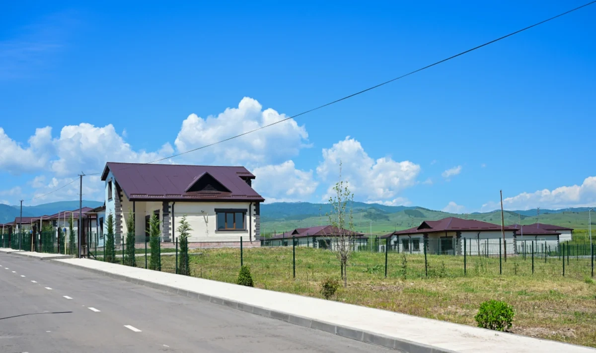 İlham Əliyev Xocalıda hərbi qulluqçular üçün nəzərdə tutulan fərdi evlərdə yaradılmış şəraitlə tanış olub - FOTO