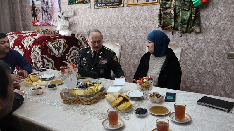Polkovnik Cəlil Xəlilov Şabranda şəhid Elvin İsgəndərovun ailəsini ziyarət edb