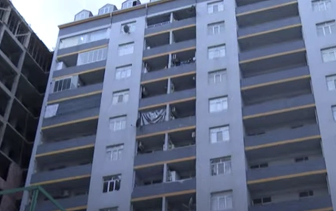 Bakıda binadan yıxılan kişi öldü