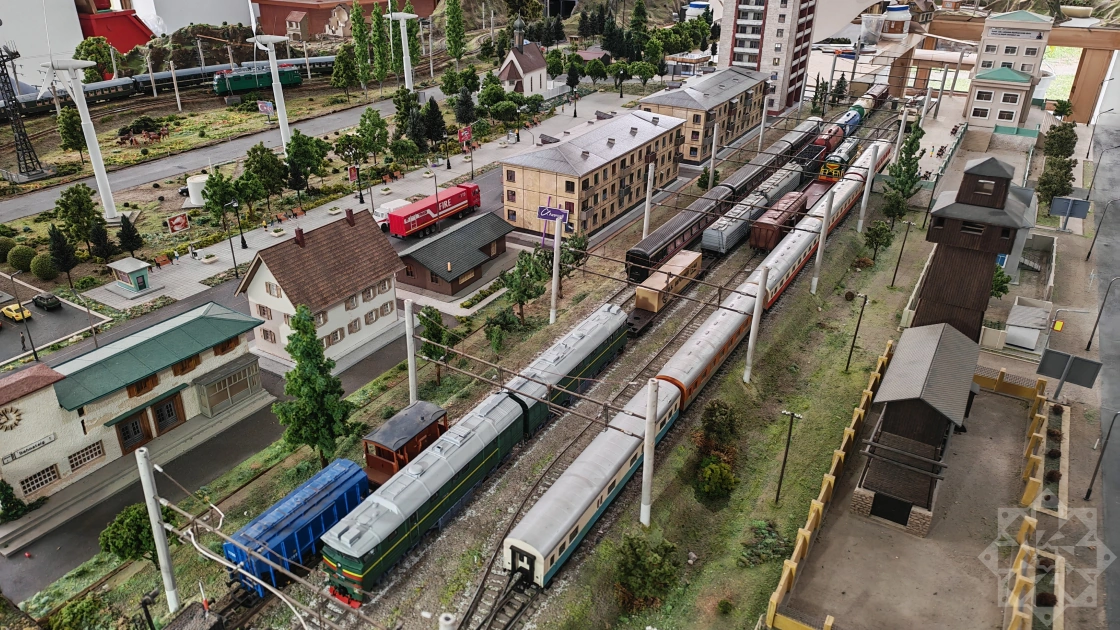 Bərdəli rəssam Qarabağın miniatür dəmir yolu maketini hazırlayır - FOTO