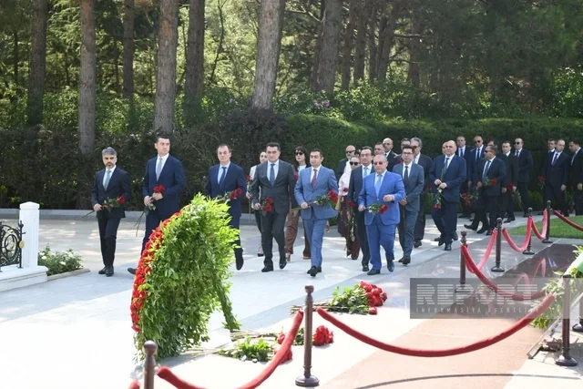 XİN-in kollektivi Zəfər parkı və Zəfər abidəsini ziyarət edib - YENİLƏNİB + FOTO
