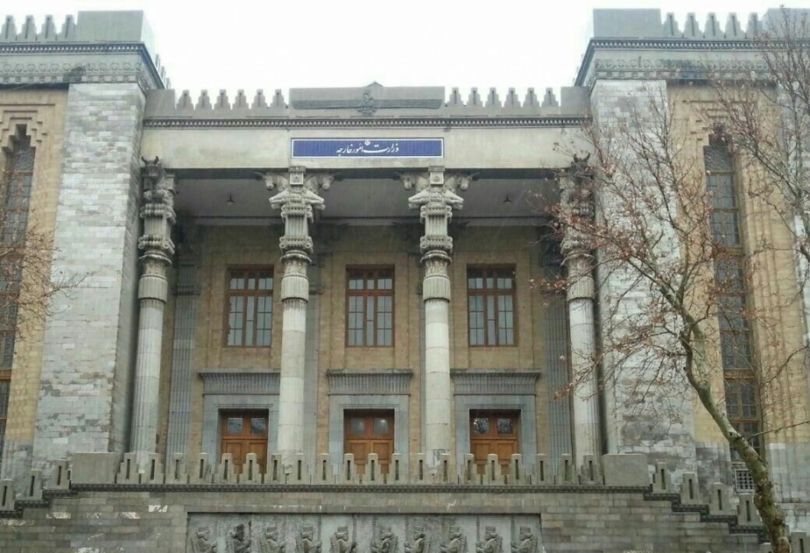 Britaniya İrandakı səfirliyini bağlayıb