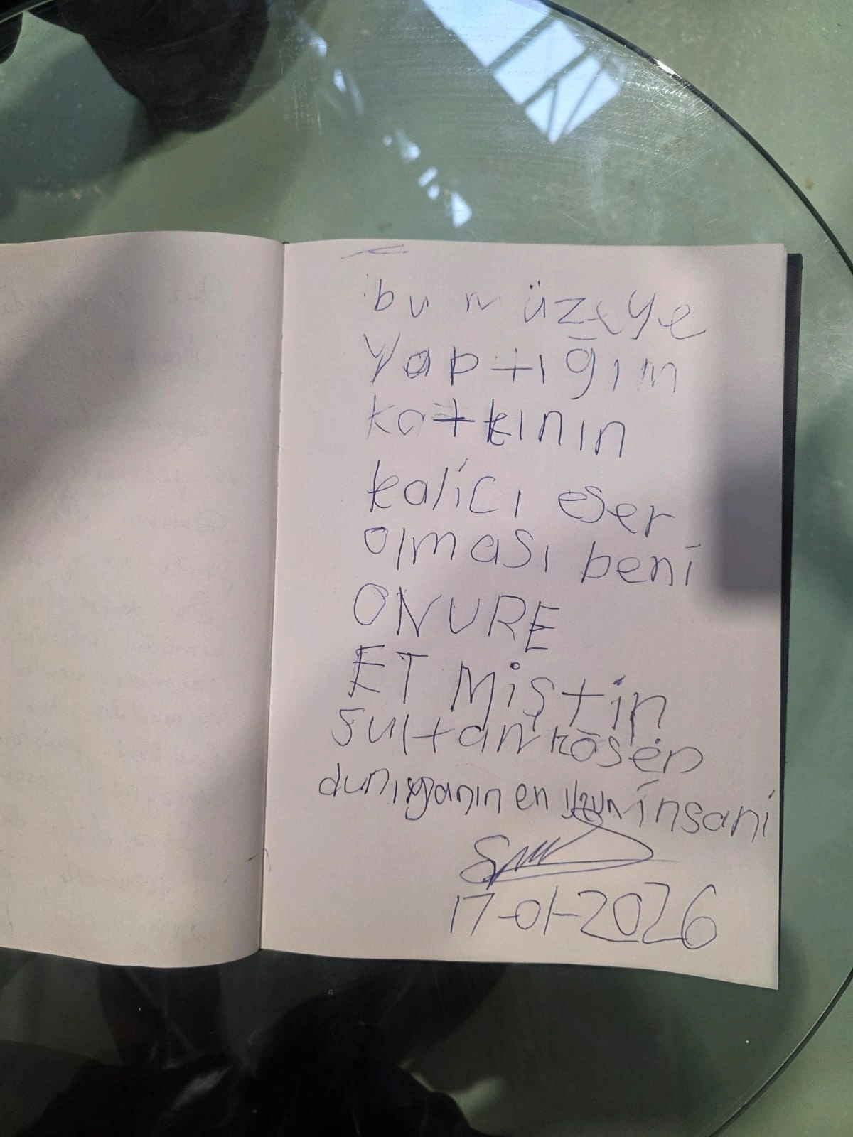 Dünyanın ən böyük adamının əlləri Azərbaycandakı muzeydə sərgilənəcək-ÖZƏL-FOTO