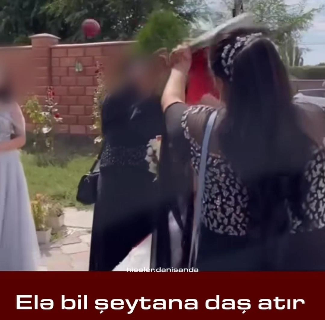 Bəy gəlinə alma atdı, tənqid olundu: “Gəlin bütün əzalarını göstərə-göstərə kişilərin qabağında…” - FOTO