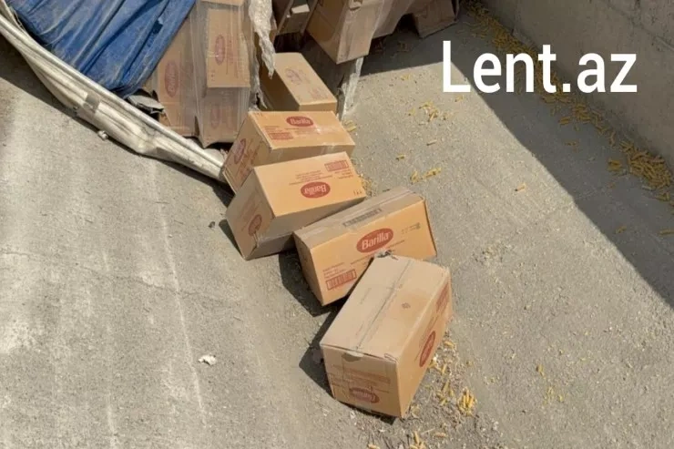 Ucarda yük maşını aşdı, makaronlar yola dağıldı