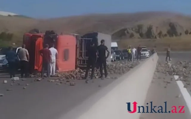 Bakı-Şamaxı yolunda yük maşını aşdı - VİDEO