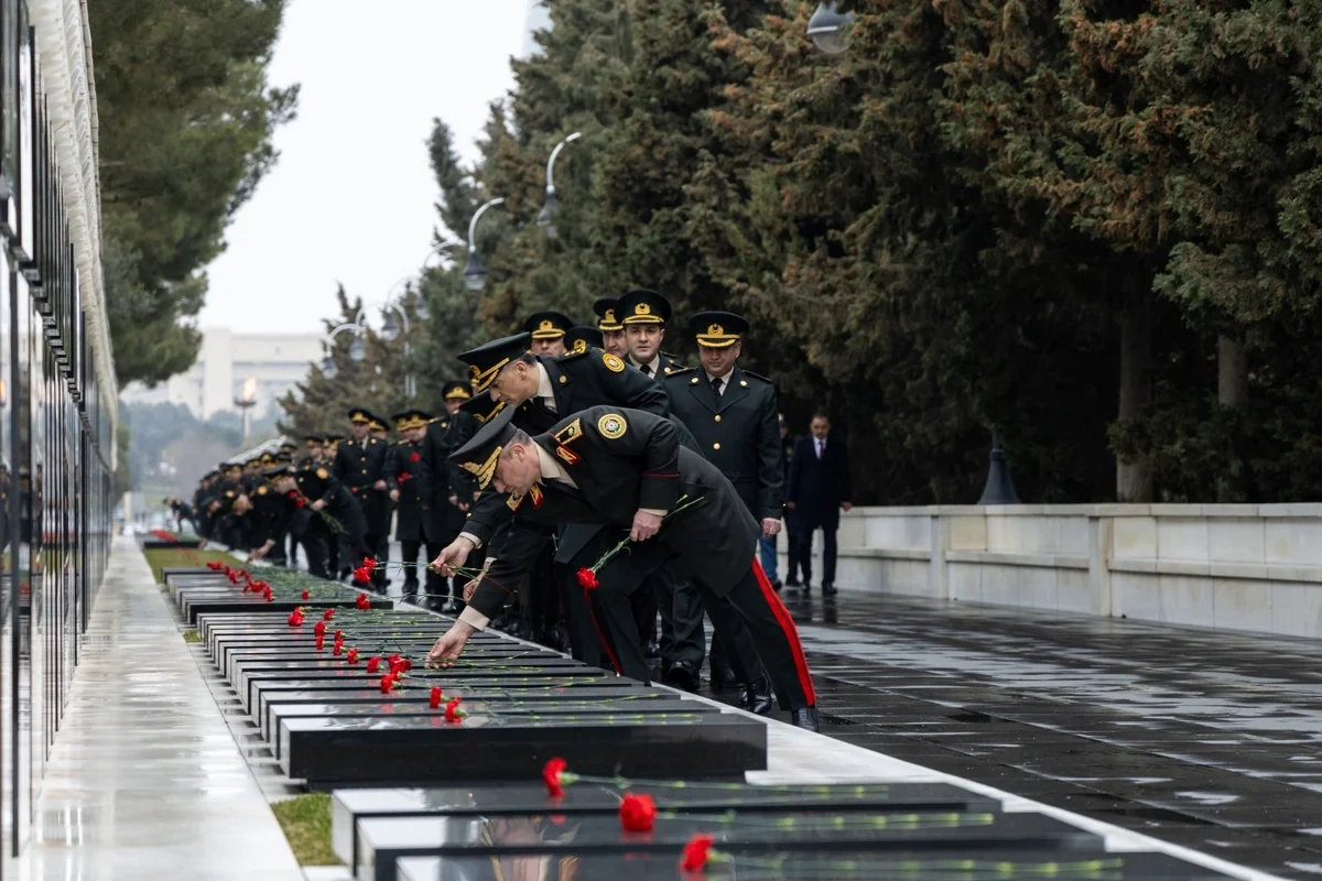 SOMDA rəhbərliyi Fəxri və Şəhidlər xiyabanlarını ziyarət edib - FOTO