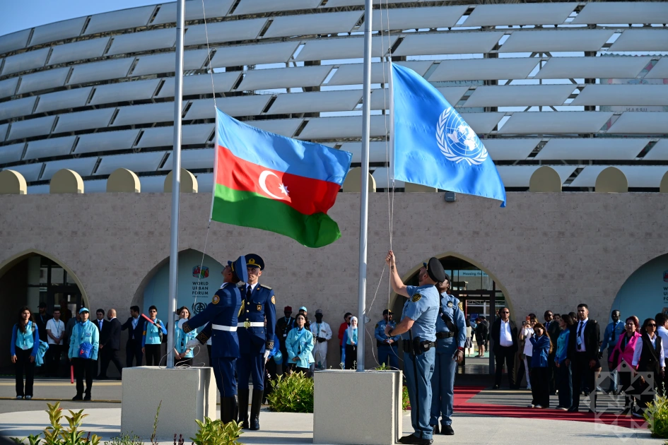 WUF13-də Azərbaycanın və BMT-nin bayraqlarının endirilməsi mərasimi keçirilib - FOTO