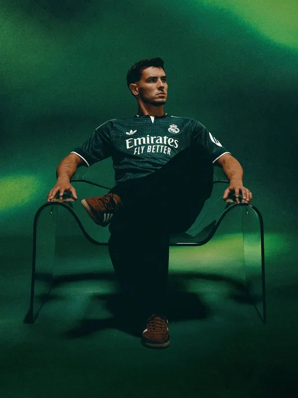 "Real Madrid" yeni mövsüm üçün səfər formasını təqdim etdi - FOTO