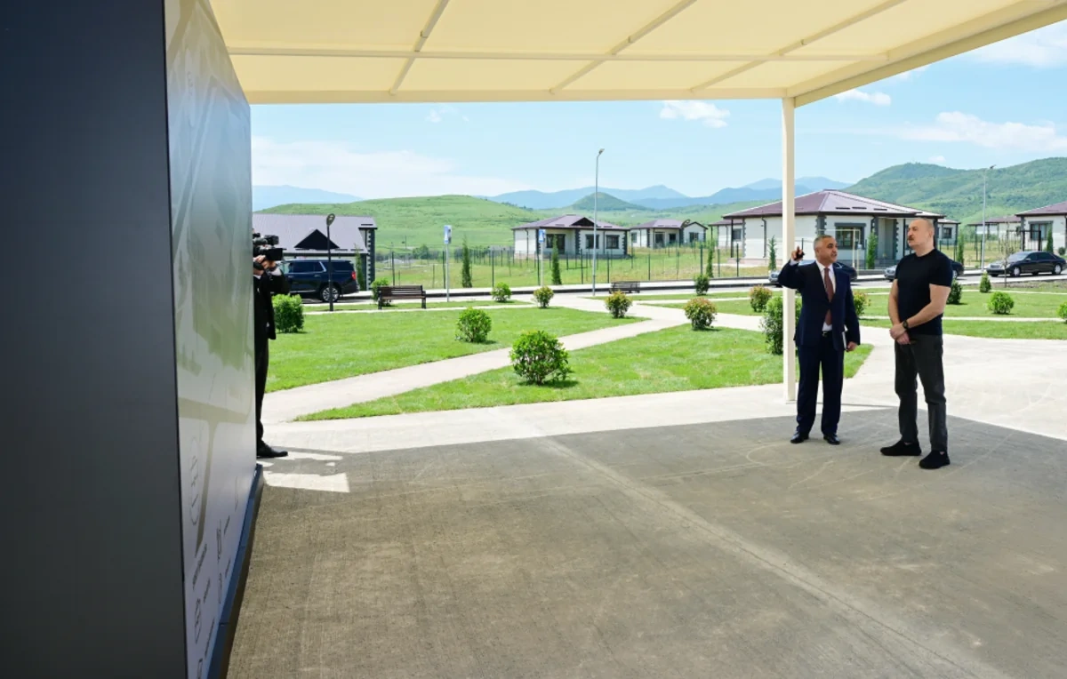 İlham Əliyev Xocalıda hərbi qulluqçular üçün nəzərdə tutulan fərdi evlərdə yaradılmış şəraitlə tanış olub - FOTO