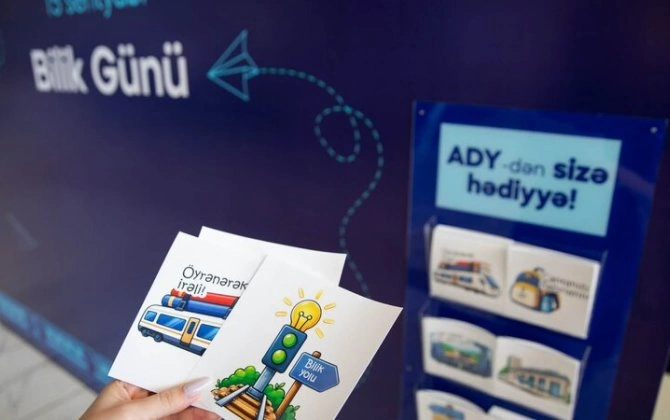ADY Bilik Günündə sərnişinləri xüsusi hədiyyələrlə qarşılayıb - FOTO