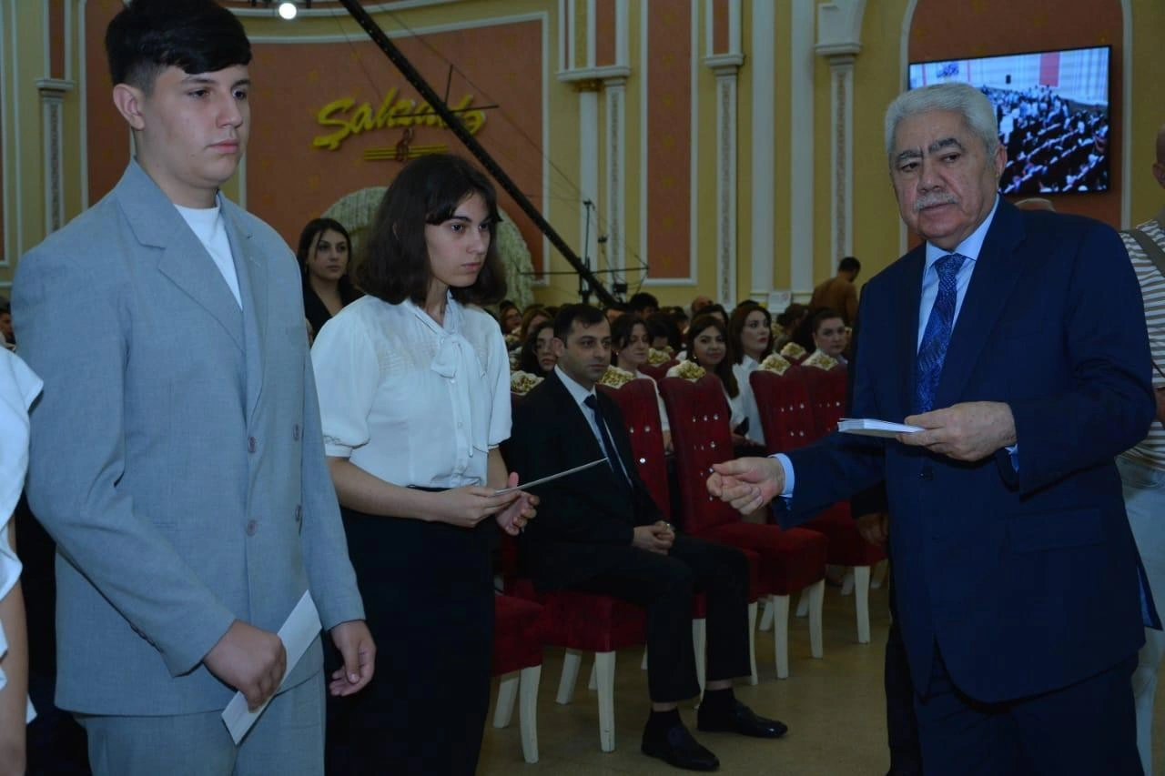 Deputat Ağalar Vəliyev Xaçmazda qabaqcıl müəllimləri və əlaçı şagirdləri mükafatlandırıb - FOTOLAR