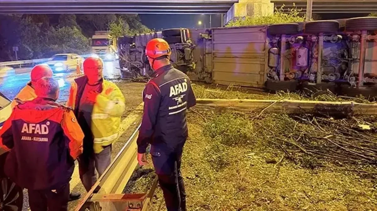 Türkiyədə ətir daşıyan TIR aşdı: azərbaycanlı sürücü yaralandı - FOTO