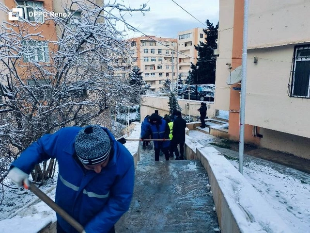 Bakıda qarlı hava ilə əlaqədar icra hakimiyyətləri gücləndirilmiş iş rejimində çalışırlar - FOTO