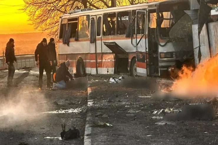 Rusiya Ukraynada avtobusa zərbə endirdi: 15 nəfər öldü, yaralılar var