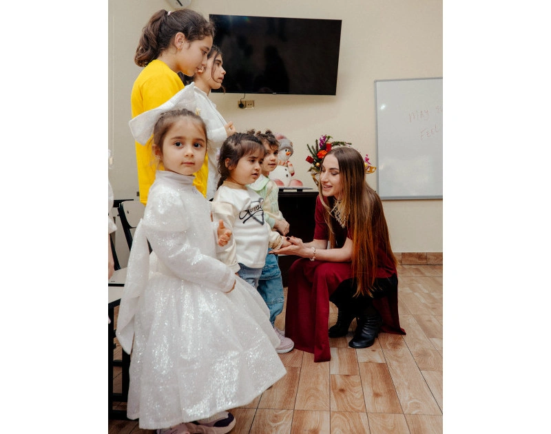 Leyla Əliyeva, Arzu Əliyeva və Alena Əliyeva “Təmiz Dünya” sığınacağında yaşayan uşaqların bayram sevincinə şərik olublar - FOTO