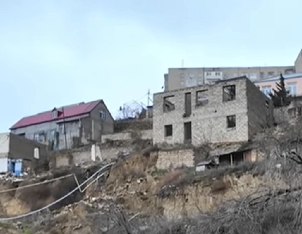 Bakıda torpaq sürüşmələri təhlükəli həddə çatdı, divarlar uçdu: "Evlərin əksəriyyətində çat var"
