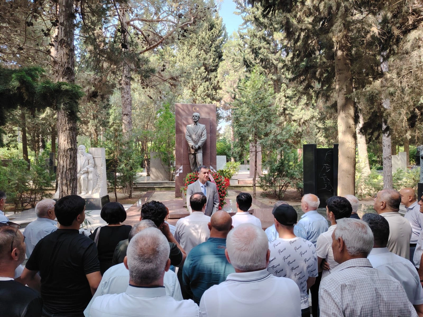 ƏHD Partiyası Əbülfəz Elçibəyin məzarını ziyarət edib - FOTO