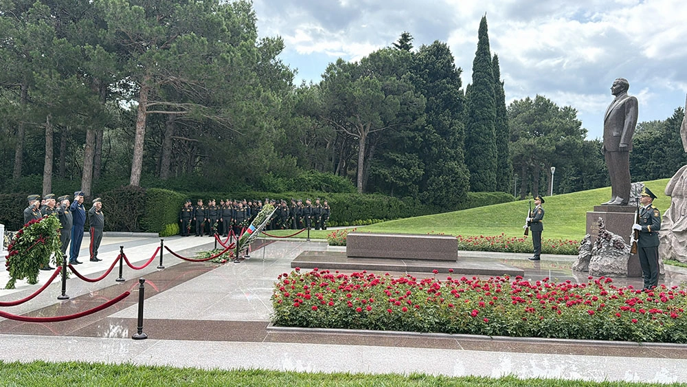 Müdafiə Nazirliyinin rəhbər heyəti Fəxri Xiyaban, Zəfər parkı və Hərbi Memorial Məzarlığı ziyarət etdi - FOTO/VİDEO