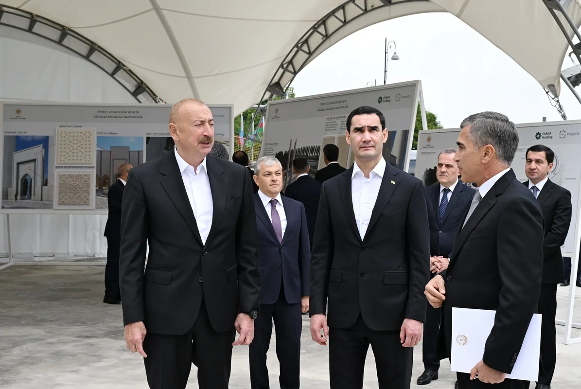 Prezidentlər Şuşa məscidində tikinti işlərinin gedişi ilə tanış oldular - FOTO