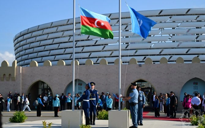 WUF13-də Azərbaycanın və BMT-nin bayraqlarının endirilməsi mərasimi keçirilib - FOTO