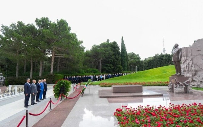 Dövlət Komitəsinin kollektivi Fəxri xiyabanı və Şəhidlər xiyabanını ziyarət edib - FOTO