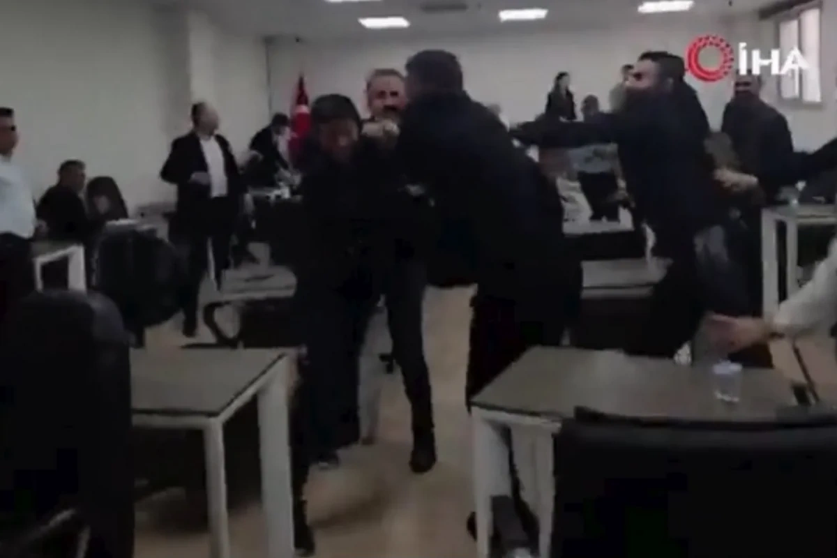 Türkiyədə bələdiyyə iclasında mübahisə davaya çevrildi - VİDEO