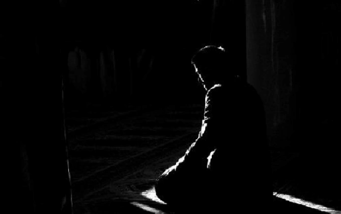 “Bu kişi gecə namazını qılır, amma oyandıqda oğurluq etməyə gedir..."