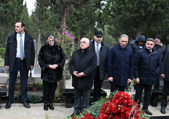 Əli Əsədov AZAL təyyarəsinin həlak olan ekipaj üzvlərinin məzarlarını ziyarət etdi - FOTO