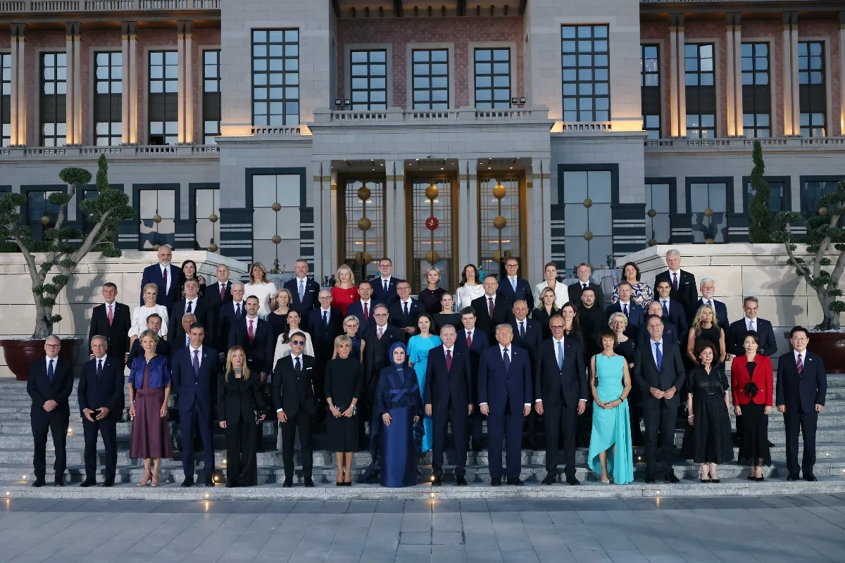 NATO sammitində maraqlı hədiyyə: Ərdoğan liderlərə kitab bağışladı - FOTO