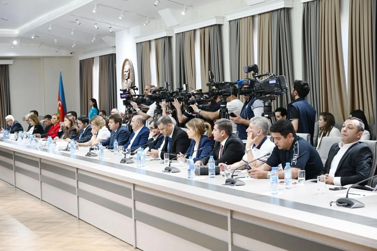 MEDİA-da uşaqların zərərli informasiyadan qorunmasına dair qanun layihəsi müzakirə olundu - FOTO