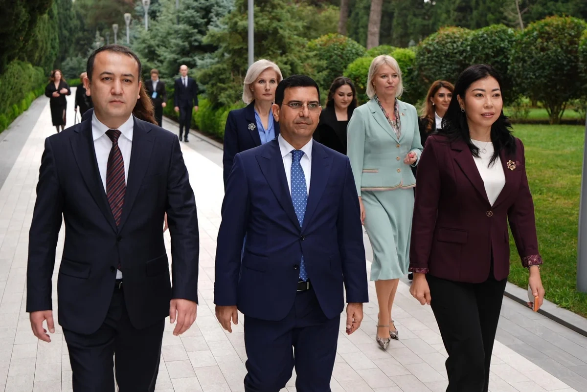 MDB Məşvərət Şurasının iştirakçıları Fəxri xiyabanı və Şəhidlər xiyabanını ziyarət ediblər - FOTO