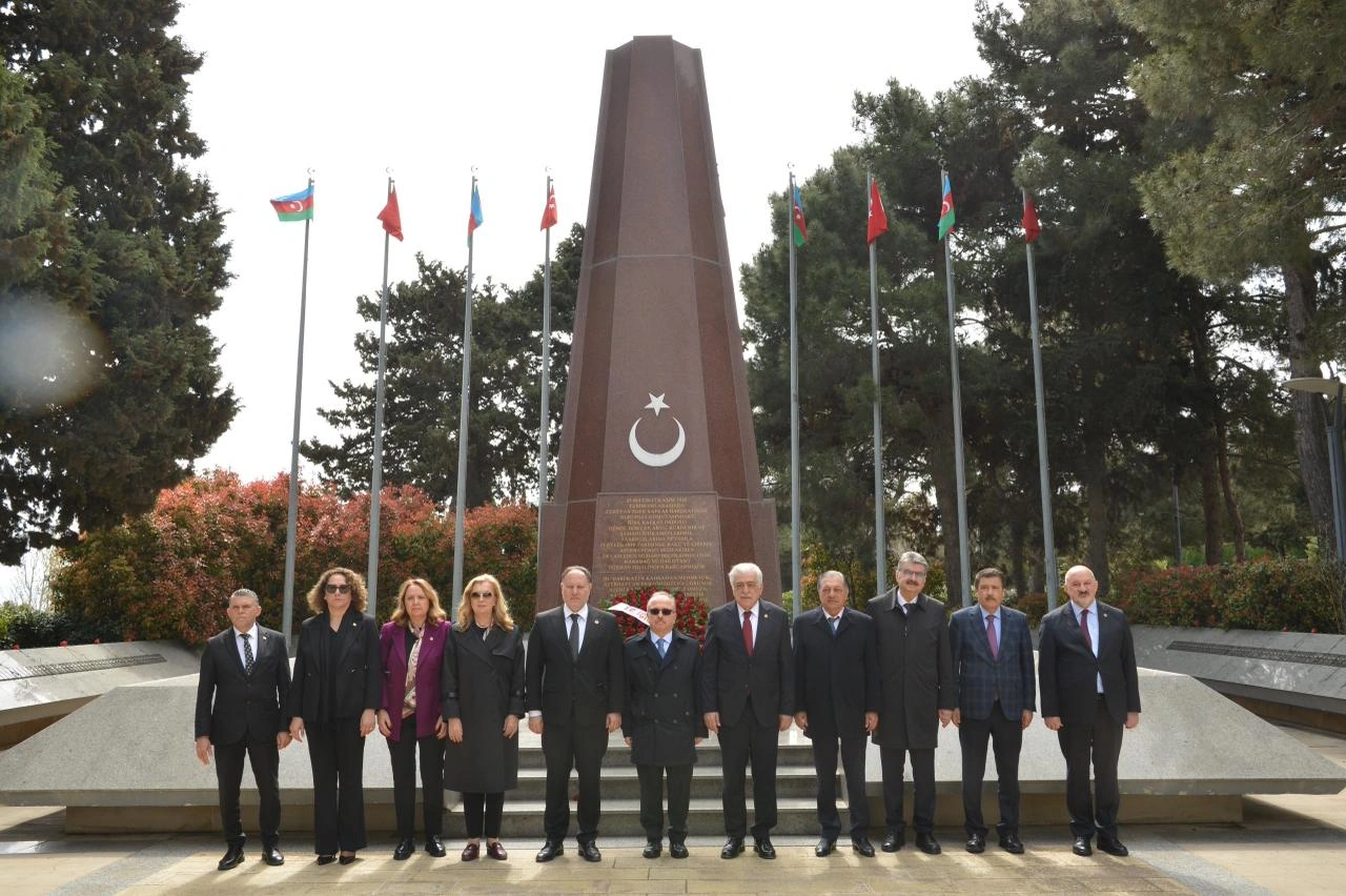 Türkiyə və Şimali Kipr parlament nümayəndə heyətləri Fəxri xiyabanı və Zəfər parkını ziyarət ediblər