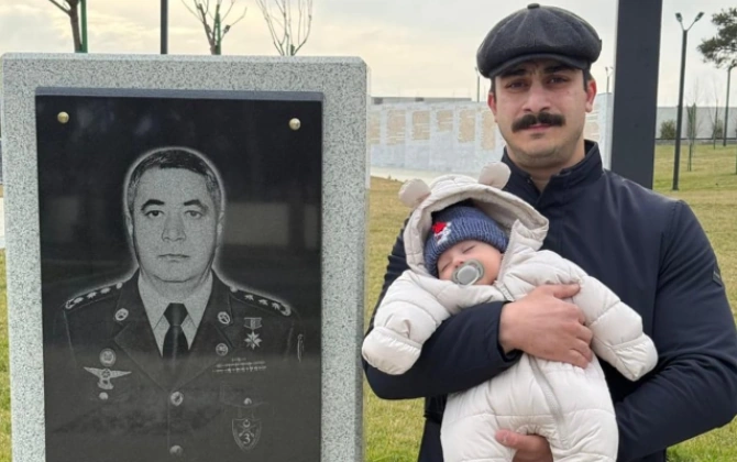 Nəvəsi və oğlu Milli Qəhrəmanın məzarını ziyarət etdi