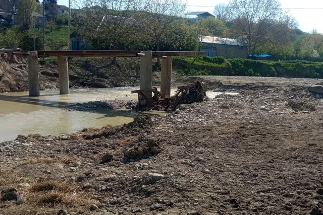 Şabranda sel körpünü uçurub - FOTO