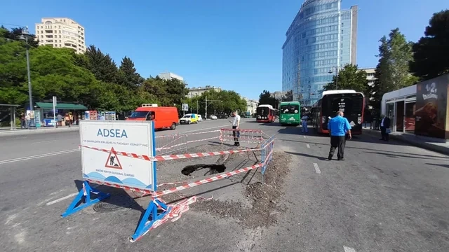 Bakının mərkəzində yol çökdü: İri çuxur yarandı - FOTO