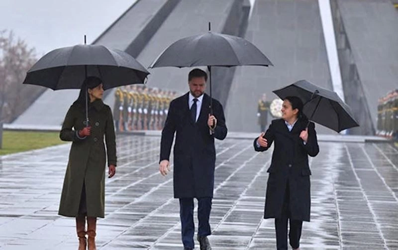 Paşinyan Vensə Qarabağla bağlı kitab hədiyyə edən direktoru işdən çıxardı - FOTO