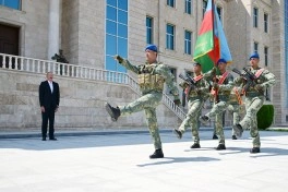 Prezident Naxçıvanda yeni komando hərbi hissələrinə Döyüş bayraqlarının verilməsi mərasimində iştirak edib - FOTO