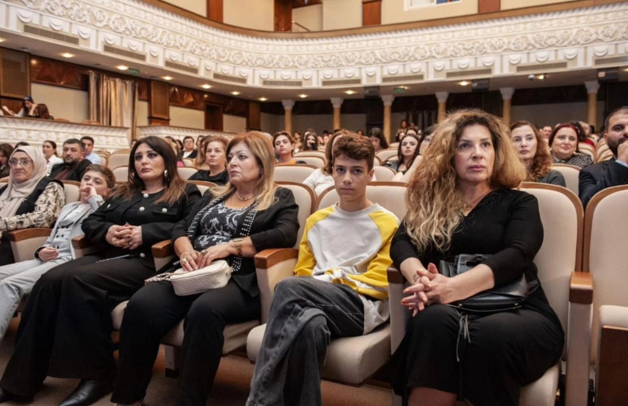 Rafael Dadaşovun yubileyində qızı və xanımı ayrı-ayrı yerlərdə oturdular:  “Mən onları görmədim”  - FOTOLAR