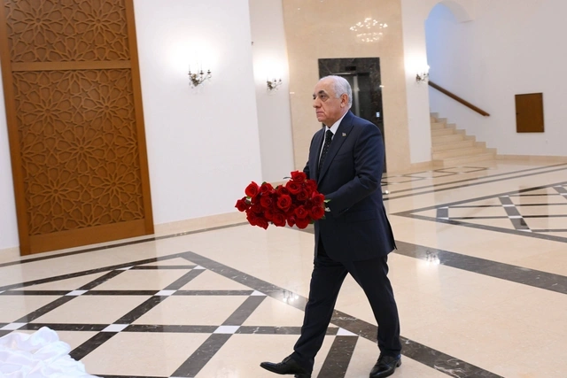 Əli Əsədov Türkmənistanda Heydər Əliyevin xatirəsini yad edib - FOTO