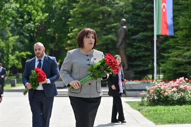 Sahibə Qafarova Belqradda ümummilli lider Heydər Əliyevin abidəsini ziyarət edib - FOTO