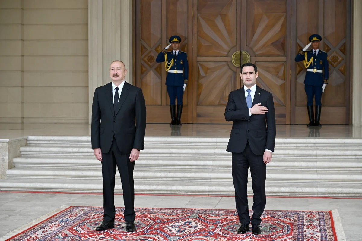 İlham Əliyev Sərdar Berdiməhəmmədovu Bakıda qarşıladı - FOTO