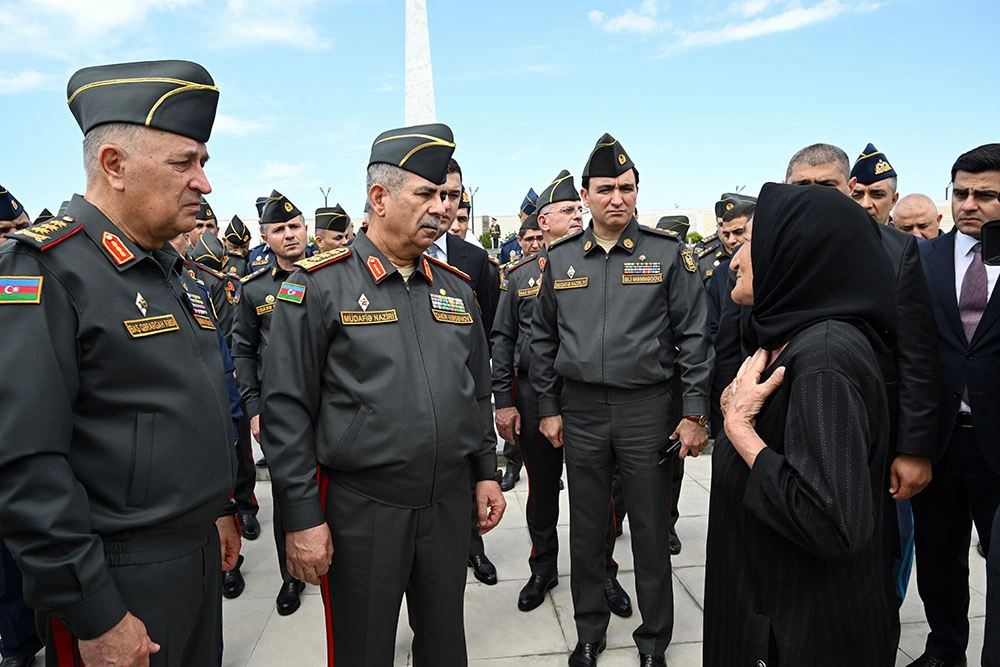 Müdafiə Nazirliyinin rəhbər heyəti Fəxri Xiyaban, Zəfər parkı və Hərbi Memorial Məzarlığı ziyarət etdi - FOTO/VİDEO