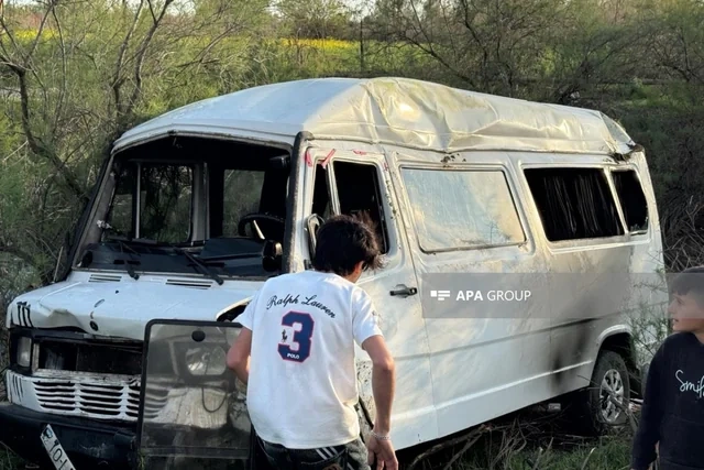Sabirabadda şagirdləri daşıyan mikroavtobus aşıb - FOTO - VİDEO
