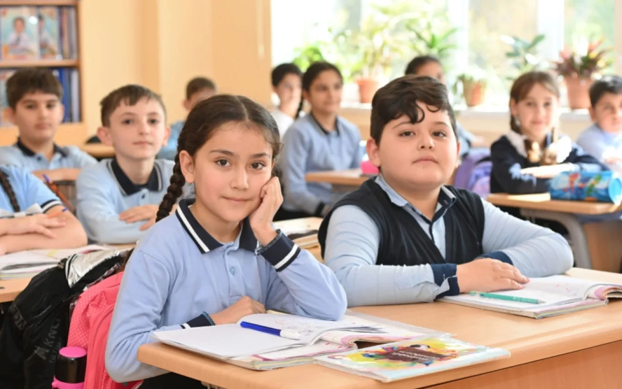 Məktəbli formasına dair tələblərə riayət olunması hüquqi müstəvidə təsbit edilir