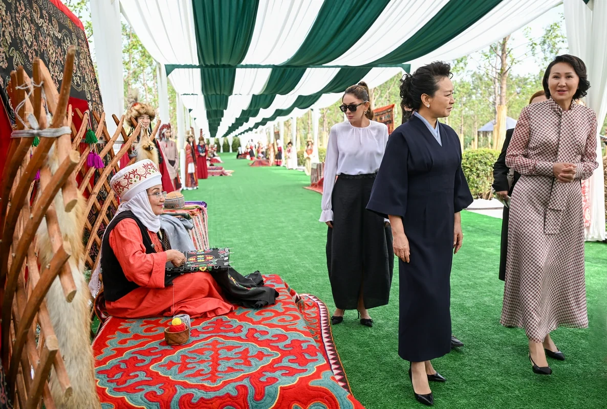 Mehriban Əliyeva Bişkekdə dekorativ-tətbiqi sənət ustalarının əl işlərindən ibarət sərgi ilə tanış oldu - FOTO