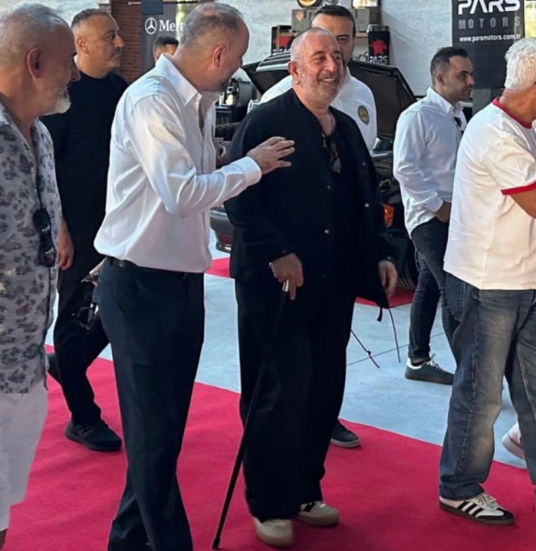 Cem Yılmaz tədbirə əsa ilə gəldi - FOTO