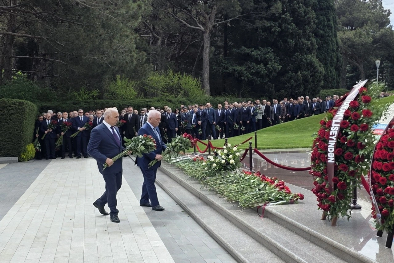“AzərEnerji” və “Azərişıq” kollektivləri Ulu Öndərin məzarını ziyarət etdi - FOTO