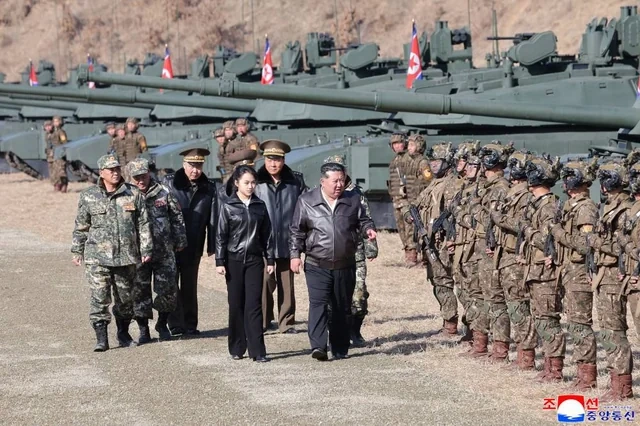 Kim Çen In qızı ilə birlikdə tankı sınaqdan keçirdi - FOTO